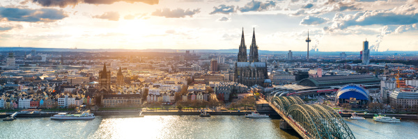 Köln Luftbild von Innenstadt mit Dom und Rhein