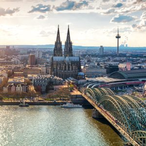 Köln Luftbild von Innenstadt mit Dom und Rhein