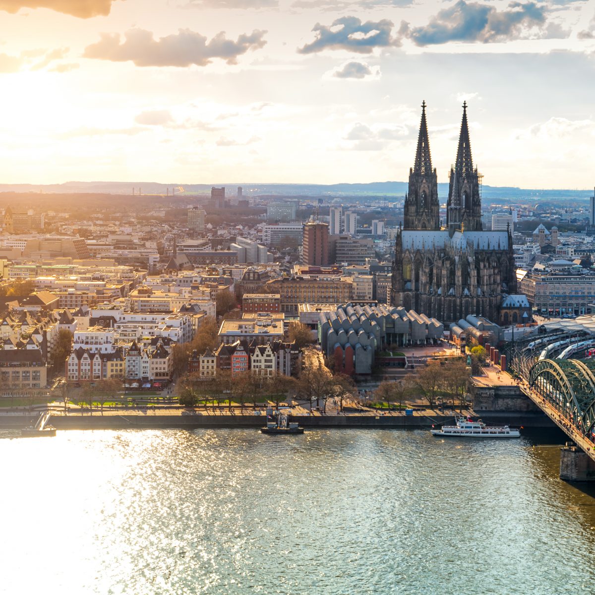 Köln Luftbild von Innenstadt mit Dom und Rhein
