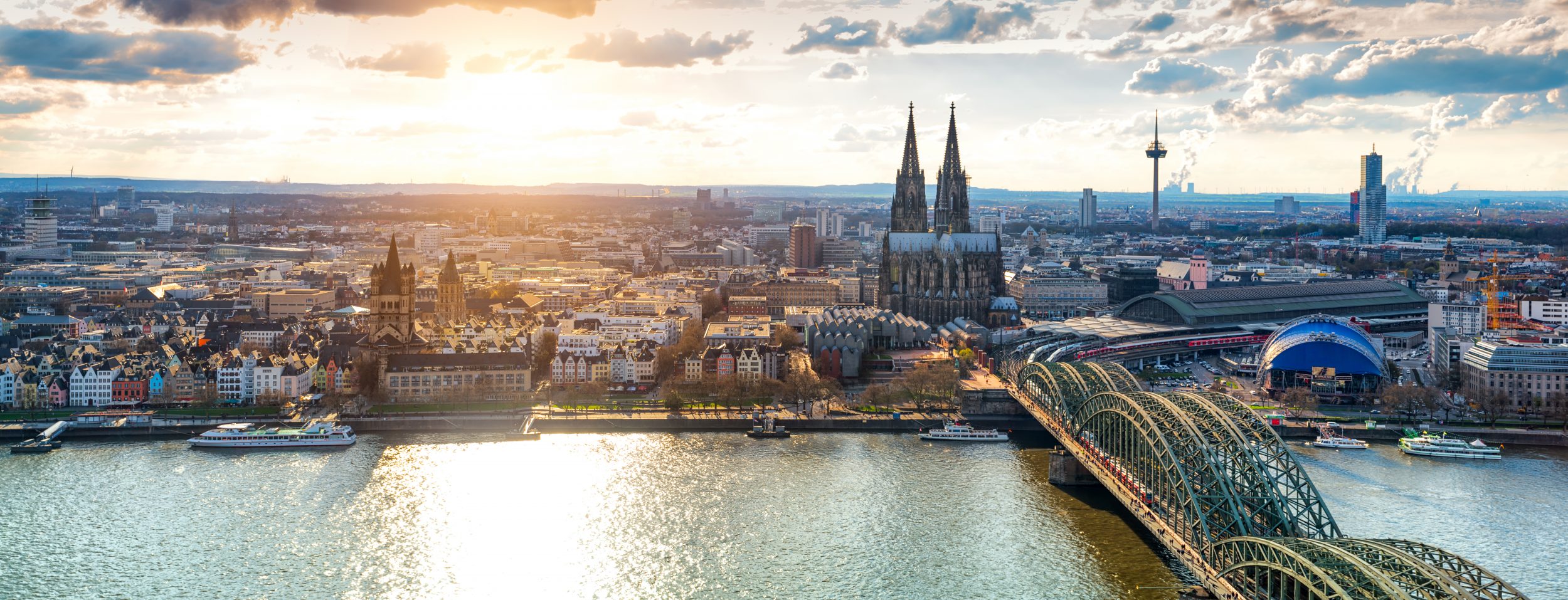 Köln Luftbild von Innenstadt mit Dom und Rhein